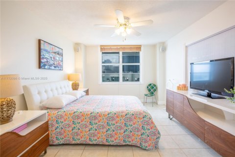 Condo in Hollywood, Florida, 2 bedrooms  № 1593632 - photo 17