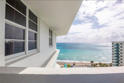Condo in Hollywood, Florida, 2 bedrooms  № 1593632 - photo 3