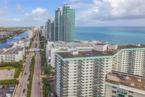 Condo in Hollywood, Florida, 2 bedrooms  № 1593632 - photo 25