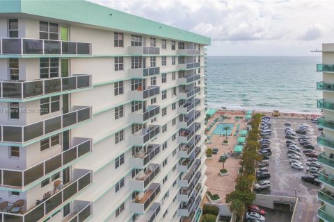 Condo in Hollywood, Florida, 2 bedrooms  № 1593632 - photo 30