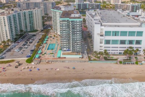 Condo in Hollywood, Florida, 2 bedrooms  № 1593632 - photo 27