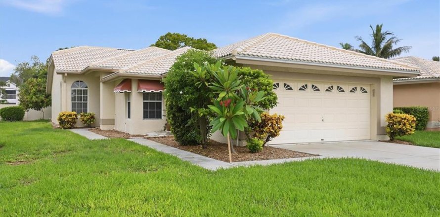 House in Bradenton, Florida 3 bedrooms, 146.97 sq.m. № 2128860