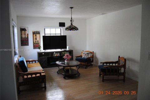 Casa en venta en Virginia Gardens, Florida, 3 dormitorios, 108.7 m2 № 2006511 - foto 5