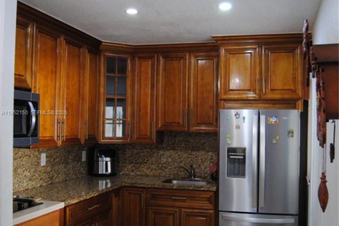 Casa en venta en Virginia Gardens, Florida, 3 dormitorios, 108.7 m2 № 2006511 - foto 7