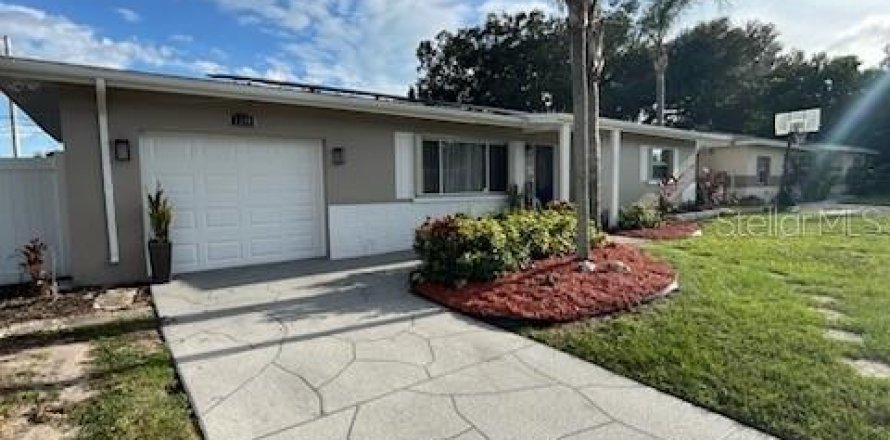 House in Clearwater, Florida 3 bedrooms, 151.43 sq.m. № 1884467
