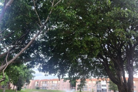 Condo in Sunrise, Florida, 1 bedroom № 2034890 - photo 2