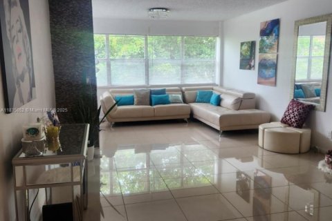 Condo in Sunrise, Florida, 1 bedroom № 2034890 - photo 3