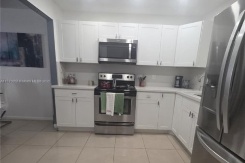 Condo in Sunrise, Florida, 1 bedroom № 2034890 - photo 4