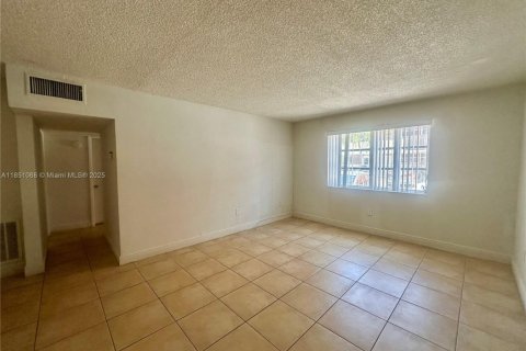Copropriété à louer à North Miami Beach, Floride: 2 chambres, 69.68 m2 № 1854768 - photo 4