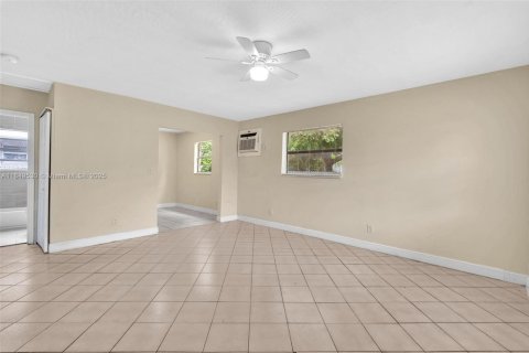 Commercial property in Fort Lauderdale, Florida 166.95 sq.m. № 1880106 - photo 12