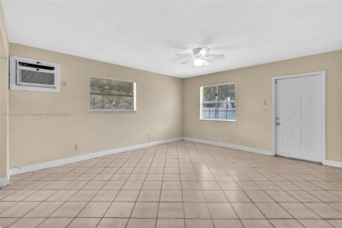 Commercial property in Fort Lauderdale, Florida 166.95 sq.m. № 1880106 - photo 13