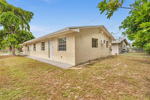 Commercial property in Fort Lauderdale, Florida 166.95 sq.m. № 1880106 - photo 6
