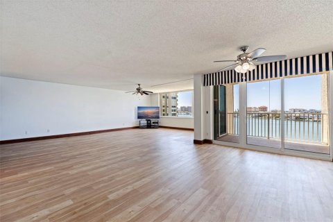 Condominio en venta en Clearwater, Florida, 2 dormitorios, 183.95 m2 № 2148221 - foto 3