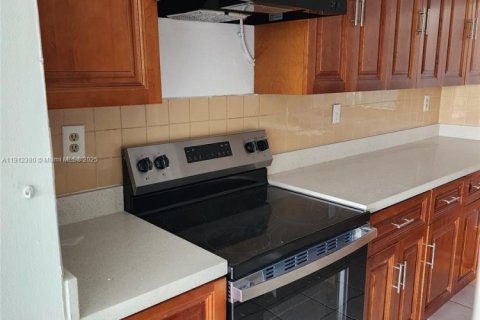 Copropriété à louer à Miami, Floride: 2 chambres, 79.9 m2 № 1966836 - photo 2