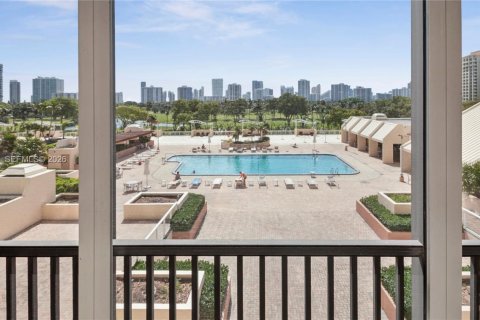 Condo in Aventura, Florida, 2 bedrooms  № 2055509 - photo 24