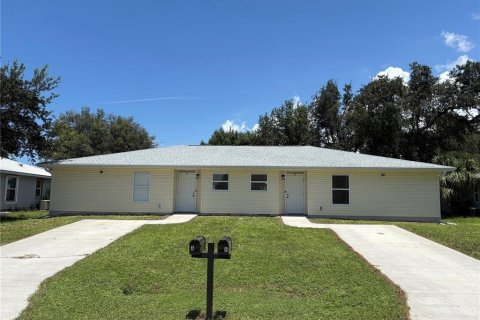 Immobilier commercial à Englewood, Floride 6 chambres, 212 m2 № 2304473