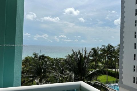 Condominio en venta en Surfside, Florida, 2 dormitorios, 86.4 m2 № 1986761 - foto 2