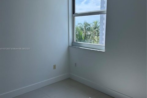 Condominio en venta en Surfside, Florida, 2 dormitorios, 86.4 m2 № 1986761 - foto 16