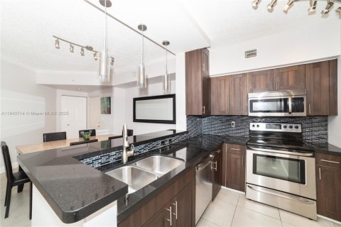 Condo in Sunny Isles Beach, Florida, 2 bedrooms  № 1841197 - photo 17
