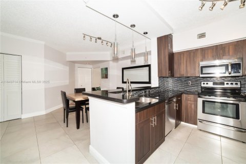 Condo in Sunny Isles Beach, Florida, 2 bedrooms  № 1841197 - photo 20