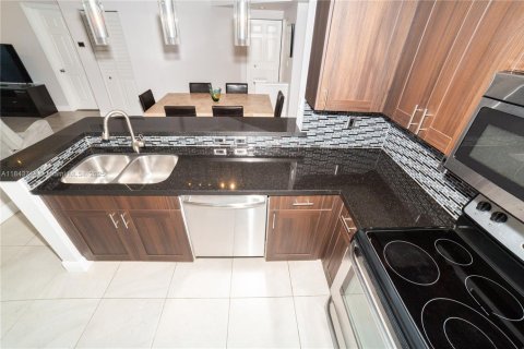 Condo in Sunny Isles Beach, Florida, 2 bedrooms  № 1841197 - photo 19