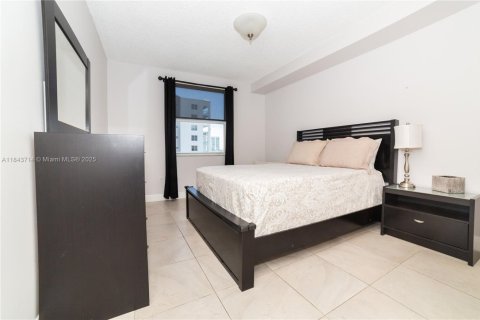 Condo in Sunny Isles Beach, Florida, 2 bedrooms  № 1841197 - photo 30