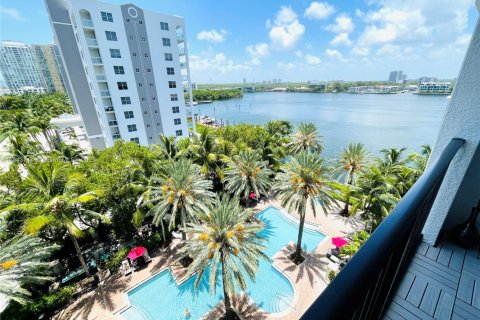 Condo in Sunny Isles Beach, Florida, 2 bedrooms  № 1841197 - photo 1
