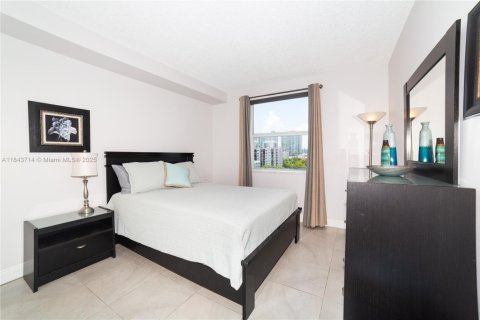 Condo in Sunny Isles Beach, Florida, 2 bedrooms  № 1841197 - photo 11