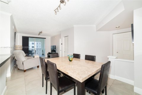 Condo in Sunny Isles Beach, Florida, 2 bedrooms  № 1841197 - photo 25