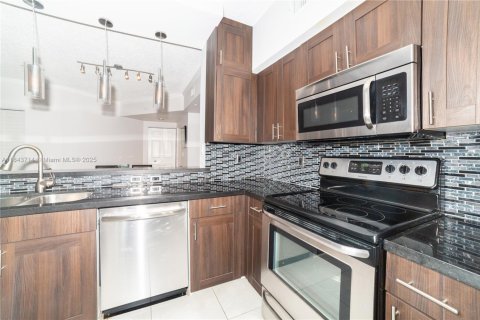 Condo in Sunny Isles Beach, Florida, 2 bedrooms  № 1841197 - photo 18