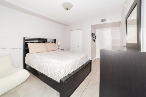 Condo in Sunny Isles Beach, Florida, 2 bedrooms  № 1841197 - photo 3