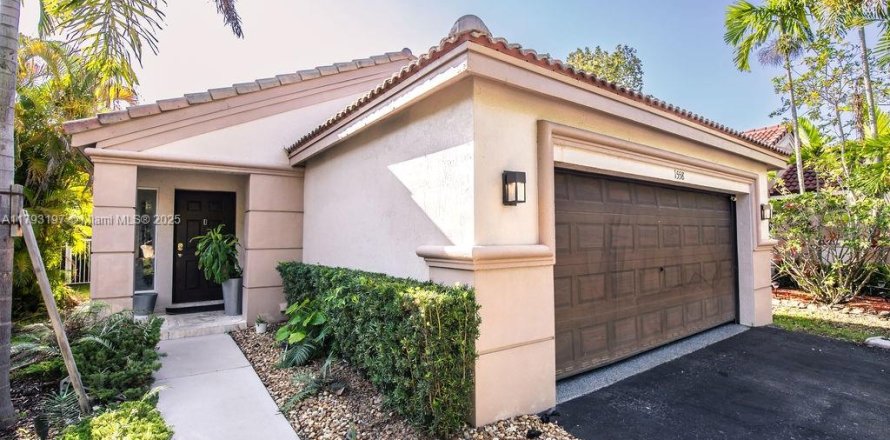 House in Weston, Florida 3 bedrooms, 131.92 sq.m. № 1726938