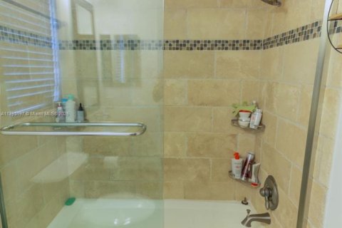 House in Weston, Florida 3 bedrooms, 131.92 sq.m. № 1726938 - photo 15