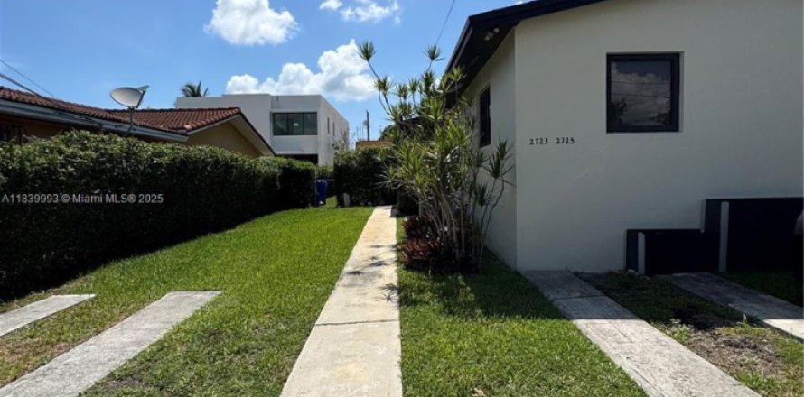 House in Miami, Florida 2 bedrooms, 130.06 sq.m. № 1839445