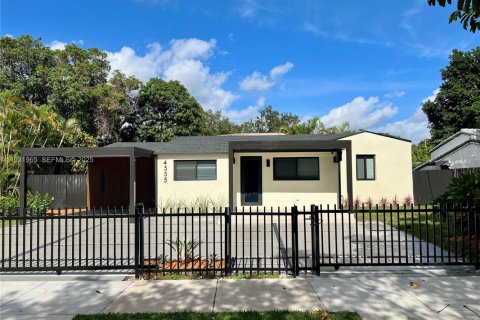 Villa ou maison à vendre à Miami, Floride: 4 chambres, 150.41 m2 № 1990503 - photo 1