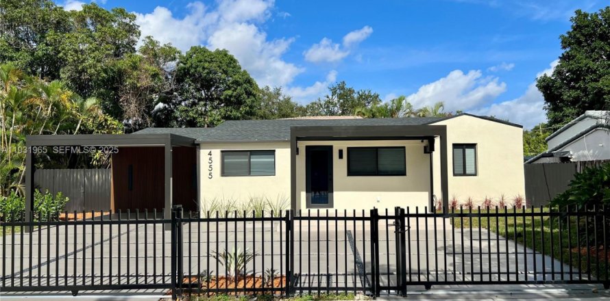 Villa ou maison à Miami, Floride 4 chambres, 150.41 m2 № 1990503