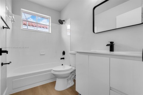 House in Miami, Florida 3 bedrooms, 132.57 sq.m. № 2014131 - photo 17