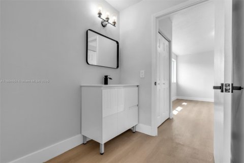 House in Miami, Florida 3 bedrooms, 132.57 sq.m. № 2014131 - photo 26