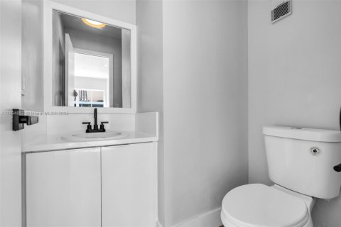 House in Miami, Florida 3 bedrooms, 132.57 sq.m. № 2014131 - photo 13