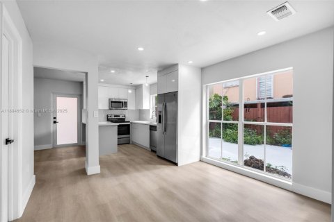 House in Miami, Florida 3 bedrooms, 132.57 sq.m. № 2014131 - photo 8