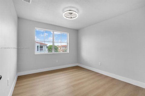 House in Miami, Florida 3 bedrooms, 132.57 sq.m. № 2014131 - photo 15