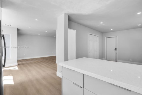 House in Miami, Florida 3 bedrooms, 132.57 sq.m. № 2014131 - photo 10