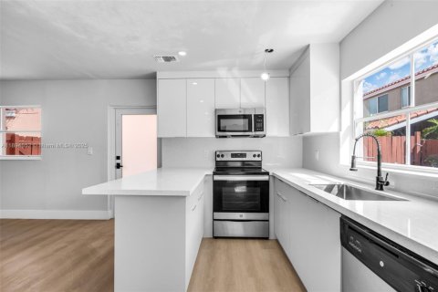 House in Miami, Florida 3 bedrooms, 132.57 sq.m. № 2014131 - photo 9