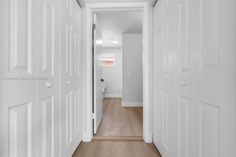 House in Miami, Florida 3 bedrooms, 132.57 sq.m. № 2014131 - photo 23