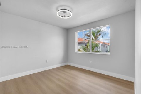 House in Miami, Florida 3 bedrooms, 132.57 sq.m. № 2014131 - photo 18