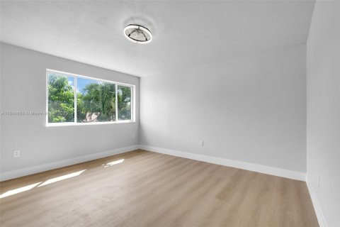 House in Miami, Florida 3 bedrooms, 132.57 sq.m. № 2014131 - photo 20