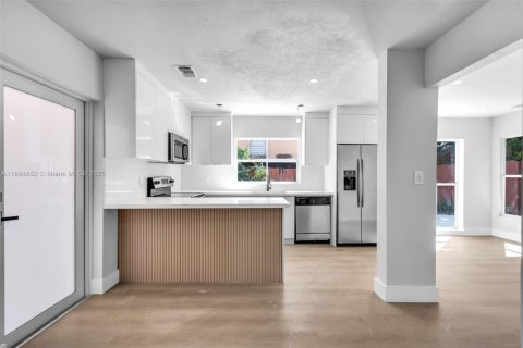 House in Miami, Florida 3 bedrooms, 132.57 sq.m. № 2014131 - photo 11