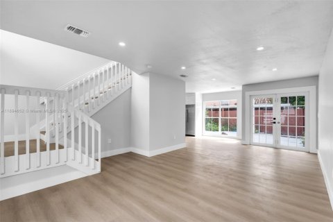 House in Miami, Florida 3 bedrooms, 132.57 sq.m. № 2014131 - photo 6