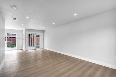 House in Miami, Florida 3 bedrooms, 132.57 sq.m. № 2014131 - photo 5