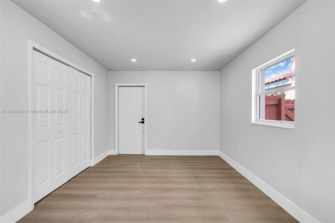 House in Miami, Florida 3 bedrooms, 132.57 sq.m. № 2014131 - photo 12